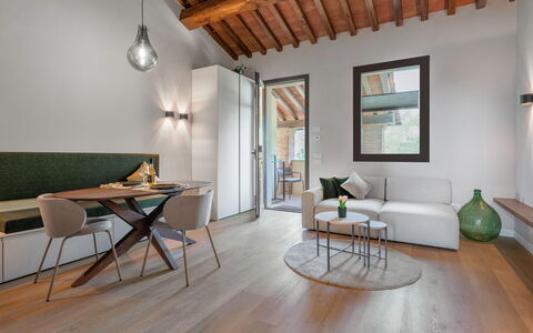Correggiolo Spereto Apartment With Pool, Montaione: Table, Meubles, Propriété, Canapé, Fenêtre, Bois, Salon, Design Intérieur, Éclairage, Sol