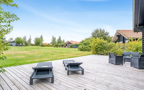 Salmina - 900M from the Sea: Toit, Maison, Lot Terre, Domicile, Chalet, Biens, Batiments Jardin, Ombre, Cabane En Rondins, Aménagement Paysager