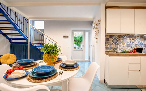 Casetta Di Laura In Massa Lubrense: Table, Meubles, Cabinetry, Bleu Azur, Vaisselle, Sol, Plante, Plante D'Appartement, Sol, Salon