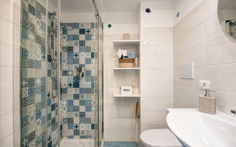 Casetta Di Laura In Massa Lubrense: Propriété, Luminaire Plomberie, Salle De Bains, Évier, Noir, Lavabo, Robinet, Violet, Design Intérieur, Douche