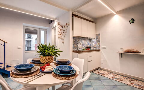Casetta Di Laura In Massa Lubrense: Cadre, Propriété, Plante, Table, Fenêtre, Plante D'Appartement, Pot De Fleur, Bleu Azur, Bois, Design Intérieur