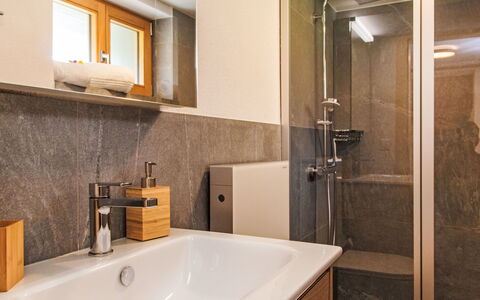 Le Mayen des Veillas: Robinet, Luminaire Plomberie, Baignoire, Propriété, Salle De Bains, Bâtiment, Design Intérieur, Tete De Douche, Architecture, Bois