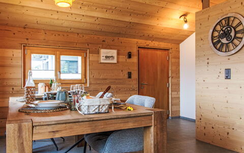 Le Mayen des Veillas: Table, Propriété, Meubles, Bois, Design Intérieur, Bâtiment, Mur, Tache De Bois, L'Horloge, Dur