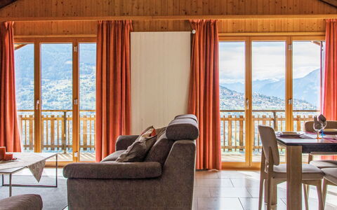 Beau Soleil - Gentianes 40: Meubles, Propriété, Fenêtre, Bâtiment, Table, Bois, Textile, Confort, Ombre, Chaise