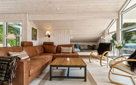 Vamika - 300M from the Sea: Canapé, Meubles, Design Intérieur, Bois, Sol, Salon, Plafond, Parquet, Sol