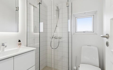 Vamika - 300M from the Sea: Luminaire Plomberie, Sol, Design Intérieur, Sol, Salle De Bains, Plomberie, Toilette, Plafond, Évier, Robinet