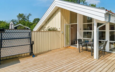 Vamika - 300M from the Sea: Bois, Domicile, Dur, Planche, Composite, Porche, Chalet, Plate-Forme, Tache De Bois, Siding