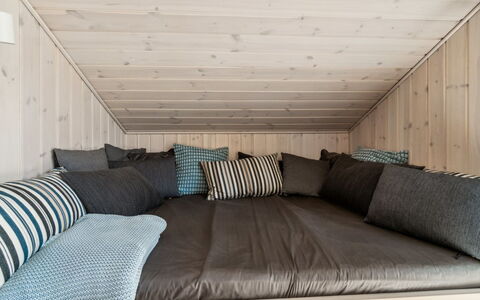 Vamika - 300M from the Sea: Bois, Meubles, Sol, Design Intérieur, Sol, Linge, Chambre, Éclairage, Pièce, Lit