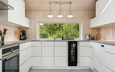 Vamika - 300M from the Sea: Cuisine, Bois, Sol, Comptoir, Appareil De Cuisine, Design Intérieur, Plafond, Cabinetry, Sol, Parquet