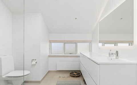 Vamika - 300M from the Sea: Sol, Design Intérieur, Sol, Plafond, Luminaire Plomberie, Armoire De Toilette, Salle De Bains, Robinet, Pièce, Plomberie