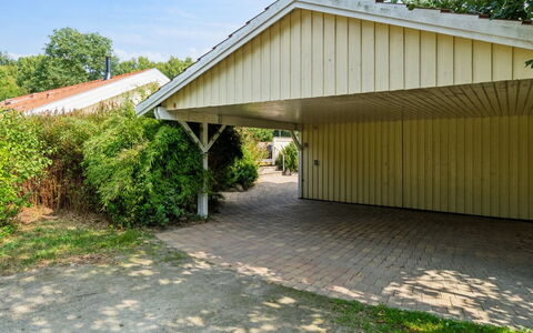 Vamika - 300M from the Sea: Ombre, Garage, Allée, Cabanon, Porte De Garage, Cour, Structure En Plein Air, Batiments Jardin, Arrière-Cour