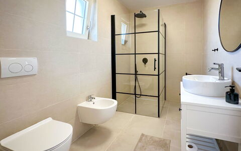 Villa Gaudeo: Armoire De Toilette, Luminaire Plomberie, Propriété, Évier, Miroir, Lavabo, Robinet, Cabinetry, Fenêtre, Salle De Bains