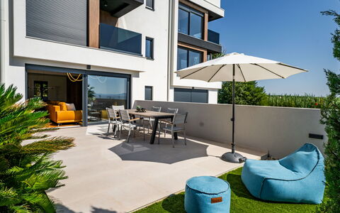 Watergate: Bâtiment, Plante, Propriété, Meubles, Ciel, Vert, Fenêtre, Ombre, Mobilier De Jardin, Chaise