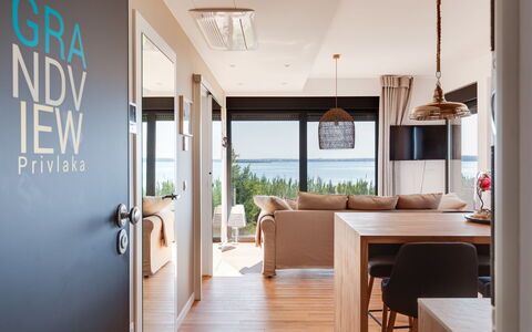 Grandview: Meubles, Table, Bâtiment, Plante D'Appartement, Chaise, Plante, Design Intérieur, Architecture, Bois, Sol