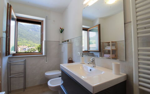 Apartment With Garden, Del Corlo Lake, Belluno: Robinet, Miroir, Luminaire Plomberie, Évier, Armoire De Toilette, Propriété, Lavabo, Bâtiment, Salle De Bains, Bleu Azur