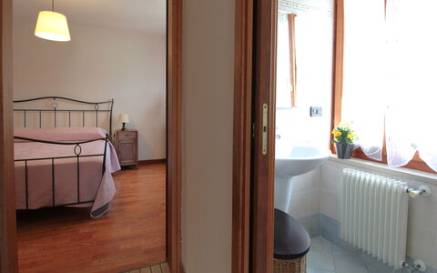 Apartment With Garden, Del Corlo Lake, Belluno: Propriété, Meubles, Textile, Éclairage, Design Intérieur, Confort, Plante, Bois, Sol, Immobilier