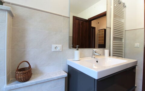 Apartment With Garden, Del Corlo Lake, Belluno: Marron, Miroir, Robinet, Évier, Luminaire Plomberie, Propriété, Cabinetry, Lavabo, Bâtiment, Bois
