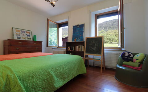 Apartment With Garden, Del Corlo Lake, Belluno: Meubles, Cadre, Propriété, Vert, Confort, Bleu Azur, Fenêtre, Bâtiment, Bois, Design Intérieur