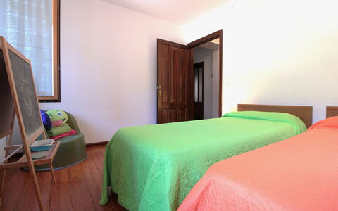 Apartment With Garden, Del Corlo Lake, Belluno: Propriété, Bâtiment, Meubles, Confort, Bois, Ombre, Sol, Sol, Maison, Dur