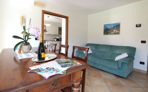 Apartment With Garden, Del Corlo Lake, Belluno: Table, Meubles, Cadre, Propriété, Plante, Canapé, Vert, Fleur, Design Intérieur, Bois