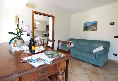 Apartment With Garden, Del Corlo Lake, Belluno: Table, Meubles, Cadre, Propriété, Plante, Canapé, Vert, Fleur, Design Intérieur, Bois