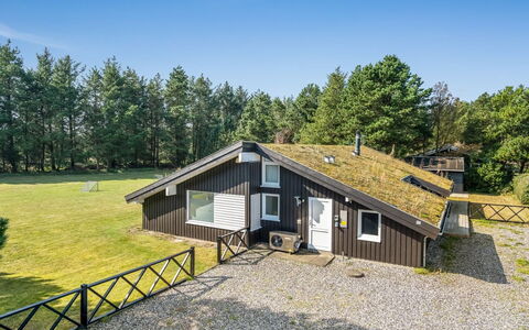 Arild - 900M from the Sea: Bleu, Piscine, Meubles, Mobilier De Jardin, Recours, Chaise, Ombre, Eco Hôtel, Pot De Fleur