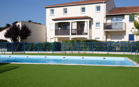 Port Saint-Jacques: Piscine, Pelouse, Jardin, Loisir, Biens, Cour, Ombre, Gazon Artificiel, Villa, Arrière-Cour