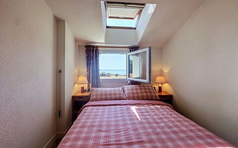 La Bernerie-En Retz 200: Chambre, Mur, Lit, Meubles, Bois, Design Intérieur, Sol, Drap De Lit, Linge, Textile