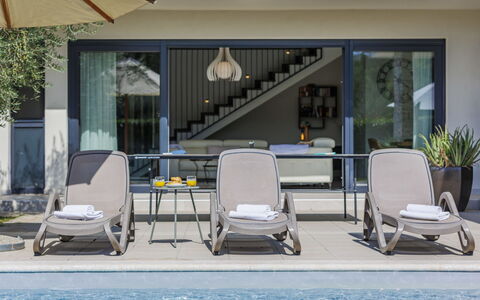 Bianca: L'Eau, Propriété, Plante, Meubles, Ombre, Chaise, Mobilier De Jardin, Design Intérieur, Piscine, Bâtiment