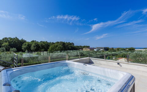 Bianca: L'Eau, Nuage, Ciel, Ressources En Eau, Propriété, Plante, Bleu, La Nature, Bleu Azur, Piscine