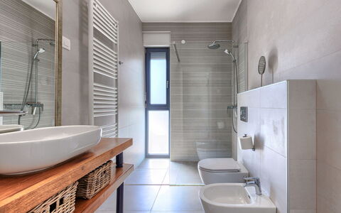 Bianca: Robinet, Propriété, Luminaire Plomberie, Baignoire, Évier, Salle De Bains, Lavabo, Éclairage, Design Intérieur