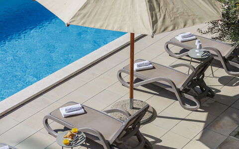 Bianca: L'Eau, Mobilier De Jardin, Ombre, Parapluie, Table, Sol, Design Urbain, Loisir, Balancelle, Bâtiment