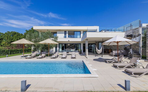 Bianca: Ciel, L'Eau, Piscine, Plante, Bâtiment, Bleu Azur, Ombre, Maison, Mobilier De Jardin, Nuage
