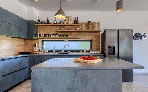 Bianca: Comptoir, Cabinetry, Cuisine, Robinet, Bois, Cuisinière, Design Intérieur, Éclairage, Évier, Sol