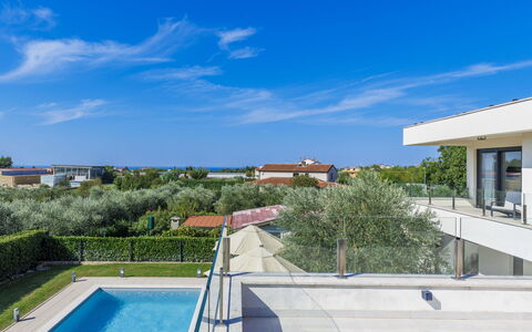 Bianca: Nuage, Ciel, Propriété, Plante, Bleu, Bâtiment, L'Eau, Bleu Azur, Design Urbain, Maison