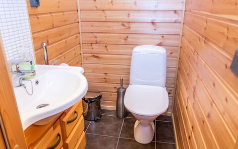 Villa Olivia: Sol, Siège De Toilette, Bois, Luminaire Plomberie, Sol, Toilette, Salle De Bains, Design Intérieur, Lavabo, Plomberie