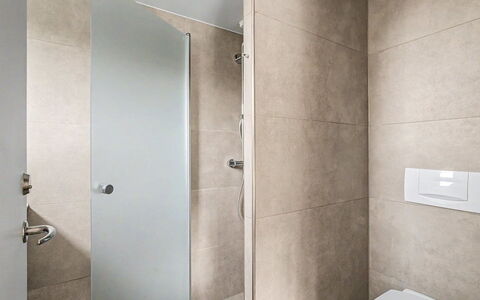 Diderik - 5M from the Sea: Mur, Sol, Siège De Toilette, Luminaire Plomberie, Salle De Bains, Toilette, Sol, Design Intérieur, Plomberie, Tuile