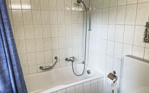 Chalet Tannengüetli: Luminaire Plomberie, Tete De Douche, Robinet, Salle De Bains, Douche, Baignoire, Design Intérieur, Sol