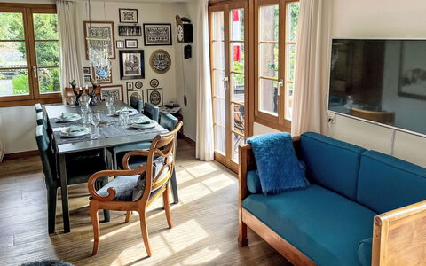 Chalet Tannengüetli: Table, Meubles, Cadre, Propriété, Canapé, Fenêtre, Bleu Azur, Bois, Design Intérieur, Éclairage