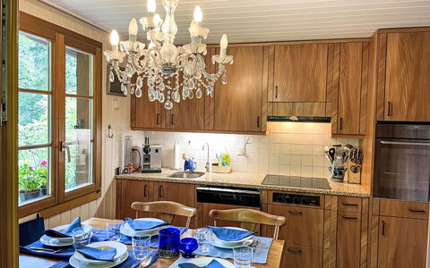 Chalet Tannengüetli: Propriété, Cabinetry, Comptoir, Bois, Table, Éclairage, Fenêtre, Design Intérieur, Cuisine, Vaisselle