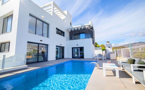 Villa Dorada: Ciel, Propriété, Jour, L'Eau, Nuage, Piscine, Fenêtre, Bâtiment, Plante, Bleu Azur