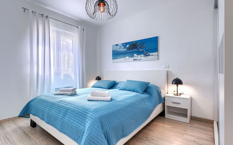 Villa Lucia: Meubles, Lit, Design Intérieur, Chambre, Sol, Literie, Sol, Drap De Lit, Bois, Pièce