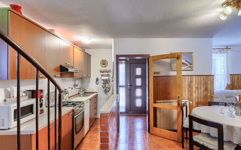 Villa Maria: Meubles, Cabinetry, Comptoir, Table, Cuisine, Bois, Design Intérieur, Éclairage, Sol, Sol