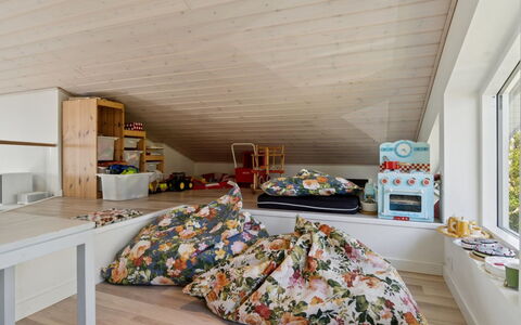 Hening - 50M from the Sea: Herbe, Bois, Zone Rurale, Arbuste, Chalet, Toit, Plaine, Lot Terre, Domicile, Couverture De Sol