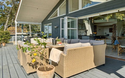 Hening - 50M from the Sea: Herbe, Bois, Zone Rurale, Arbuste, Chalet, Toit, Plaine, Lot Terre, Domicile, Couverture De Sol