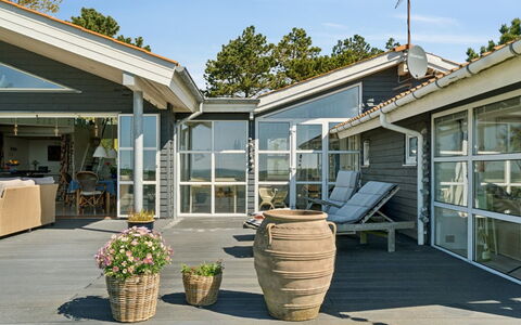 Hening - 50M from the Sea: Herbe, Bois, Zone Rurale, Arbuste, Chalet, Toit, Plaine, Lot Terre, Domicile, Couverture De Sol