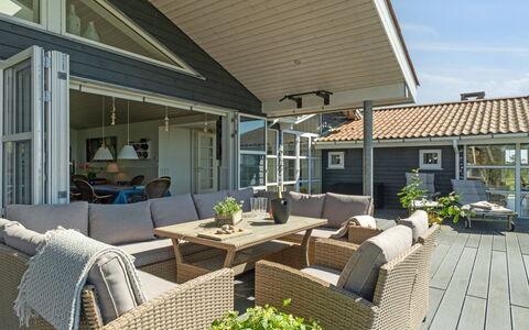 Hening - 50M from the Sea: Herbe, Bois, Zone Rurale, Arbuste, Chalet, Toit, Plaine, Lot Terre, Domicile, Couverture De Sol