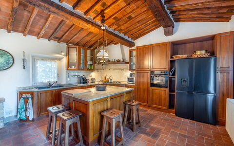 Villa Pietrafitta: Cabinetry, Meubles, Bois, Table, Cuisine, Design Intérieur, Comptoir, Appareil De Cuisine, Tache De Bois, Sol