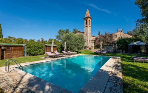 Villa Pietrafitta: L'Eau, Plante, Ciel, Propriété, Bâtiment, Piscine, La Nature, Bleu Azur, Arbre, Herbe
