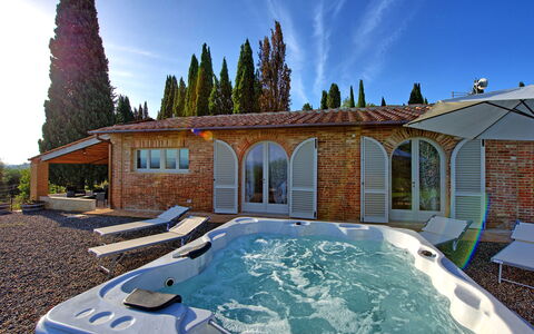 Casa Andrea: Ciel, Nuage, Fenêtre, Propriété, Bâtiment, Plante, L'Eau, Arbre, Maison, Architecture
